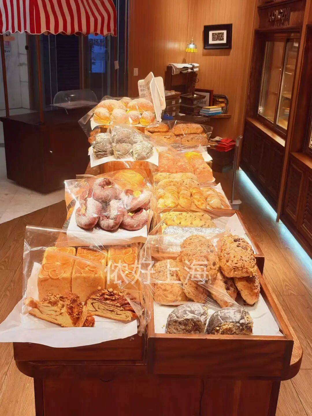 看着心疼<strong></p>
<p>亿纬锂能股票</strong>！上海网红店将没卖掉的面包整框扔了？网友吵翻