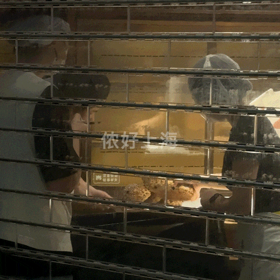 看着心疼<strong></p>
<p>亿纬锂能股票</strong>！上海网红店将没卖掉的面包整框扔了？网友吵翻