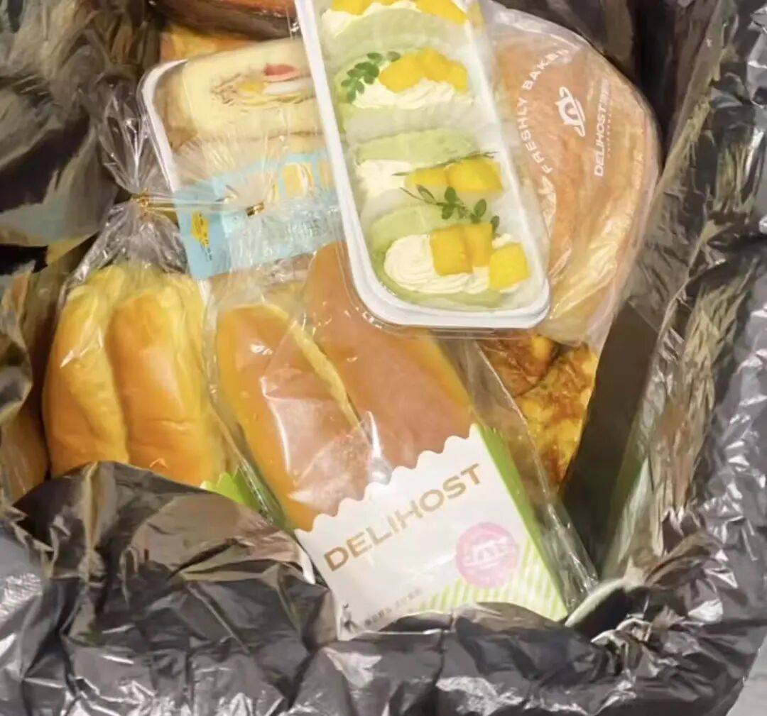 看着心疼<strong></p>
<p>亿纬锂能股票</strong>！上海网红店将没卖掉的面包整框扔了？网友吵翻