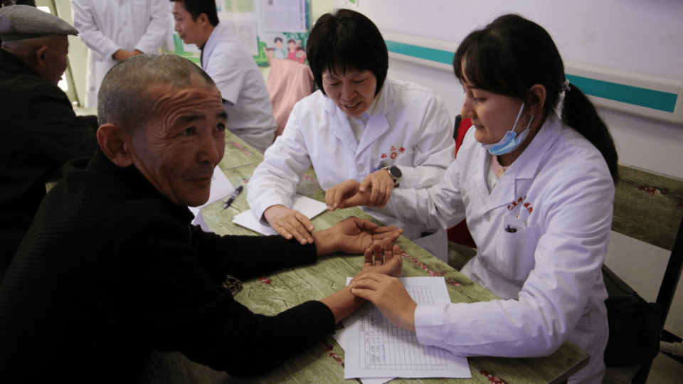 河南中医药文化 “六进” 活动扎根巴里坤 优质医疗资源下沉暖民心