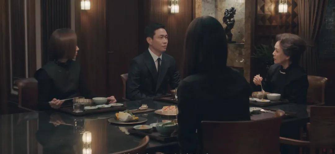 44岁要去“竞选总统”的全智贤<strong></p>
<p>亿纬锂能股票</strong>，穿衣风格都变了！