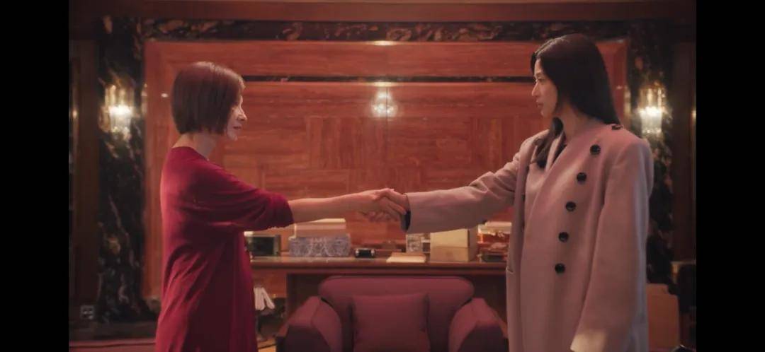 44岁要去“竞选总统”的全智贤<strong></p>
<p>亿纬锂能股票</strong>，穿衣风格都变了！