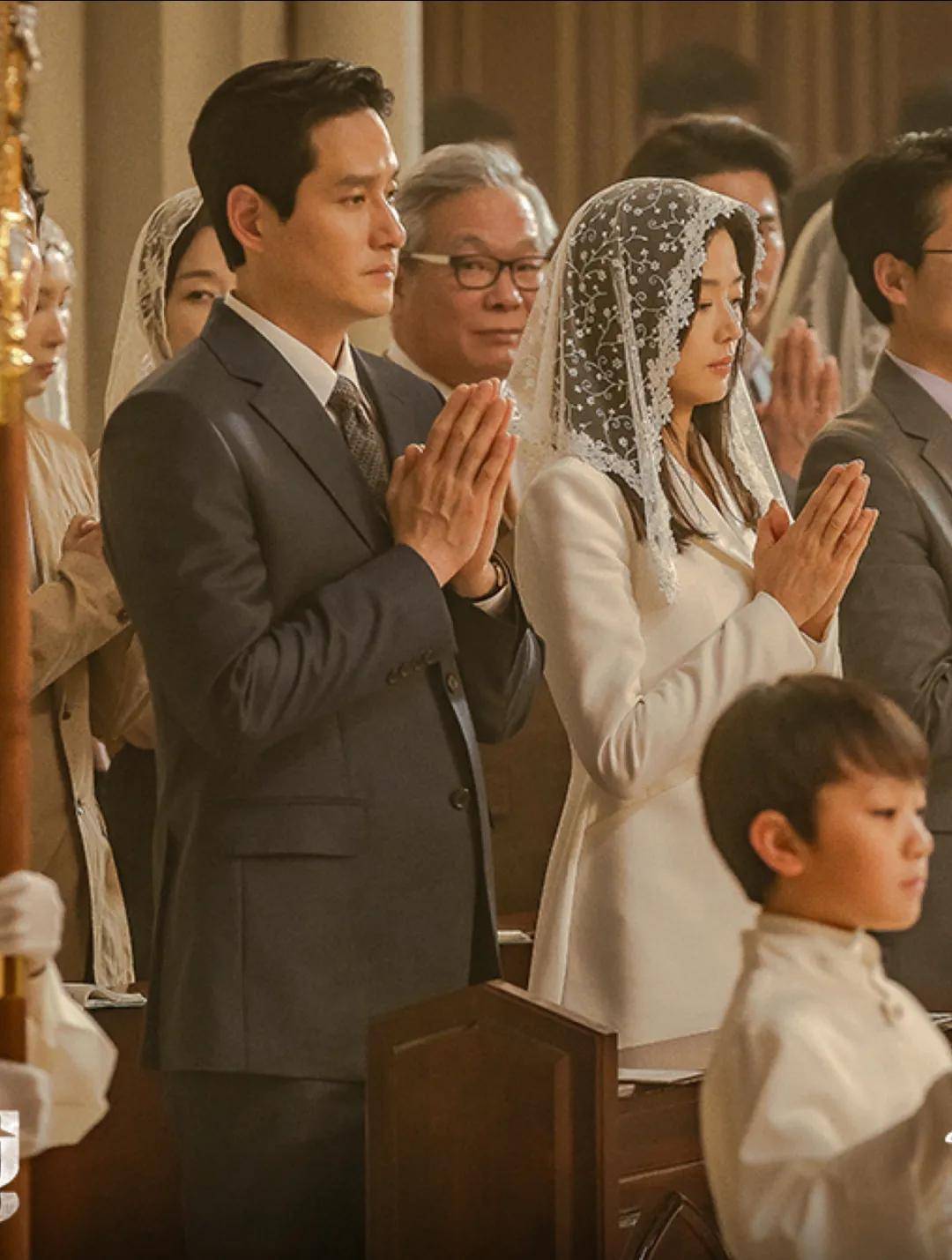 44岁要去“竞选总统”的全智贤<strong></p>
<p>亿纬锂能股票</strong>，穿衣风格都变了！