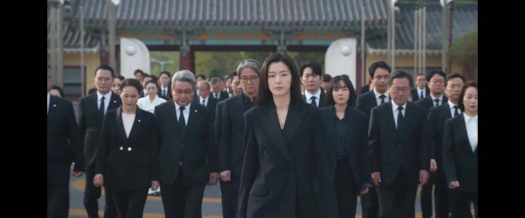 44岁要去“竞选总统”的全智贤<strong></p>
<p>亿纬锂能股票</strong>，穿衣风格都变了！