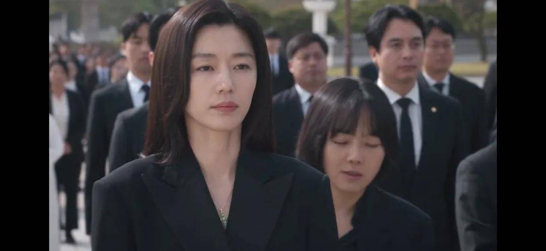 44岁要去“竞选总统”的全智贤<strong></p>
<p>亿纬锂能股票</strong>，穿衣风格都变了！