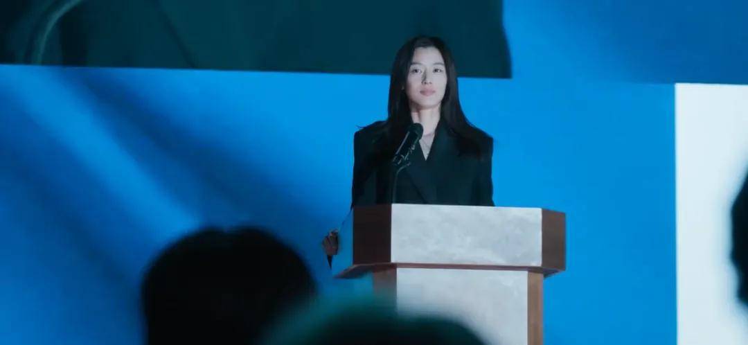 44岁要去“竞选总统”的全智贤<strong></p>
<p>亿纬锂能股票</strong>，穿衣风格都变了！