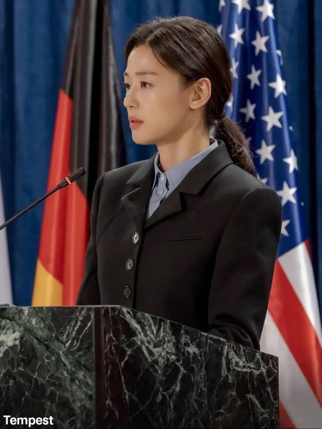 44岁要去“竞选总统”的全智贤<strong></p>
<p>亿纬锂能股票</strong>，穿衣风格都变了！