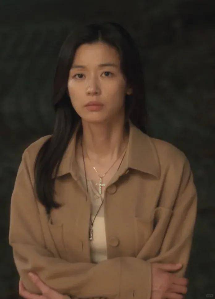 44岁要去“竞选总统”的全智贤<strong></p>
<p>亿纬锂能股票</strong>，穿衣风格都变了！