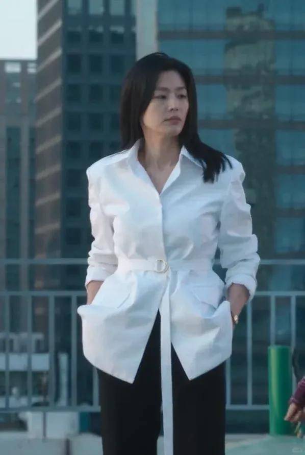 44岁要去“竞选总统”的全智贤<strong></p>
<p>亿纬锂能股票</strong>，穿衣风格都变了！