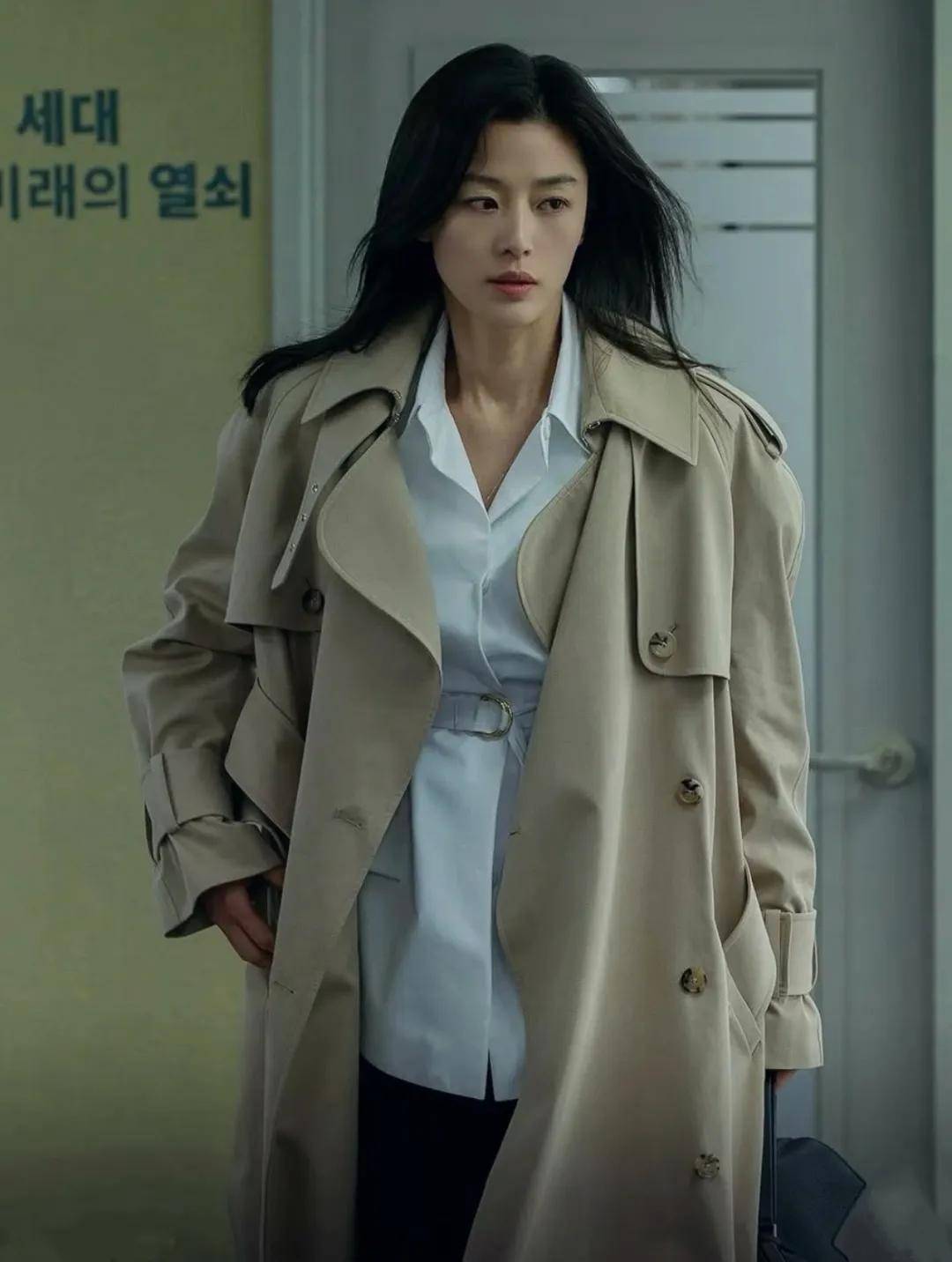 44岁要去“竞选总统”的全智贤<strong></p>
<p>亿纬锂能股票</strong>，穿衣风格都变了！