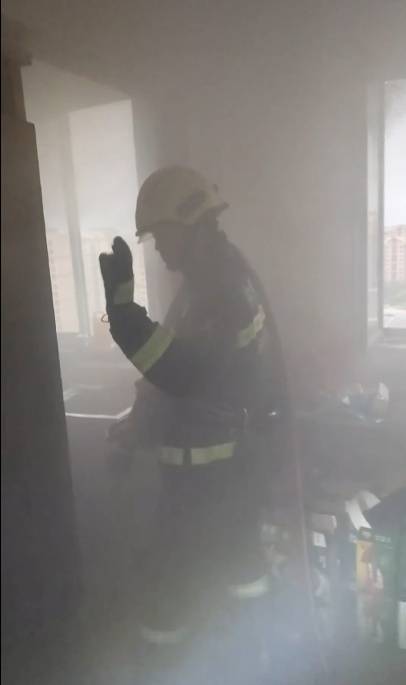 男子炖鸡后回卧室倒头就睡<strong></p>
<p>亿纬锂能股票</strong>，醒来身边站满消防员……