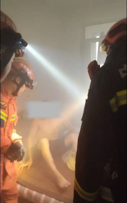 男子炖鸡后回卧室倒头就睡<strong></p>
<p>亿纬锂能股票</strong>，醒来身边站满消防员……