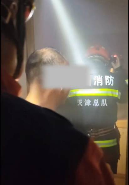 男子炖鸡后回卧室倒头就睡<strong></p>
<p>亿纬锂能股票</strong>，醒来身边站满消防员……