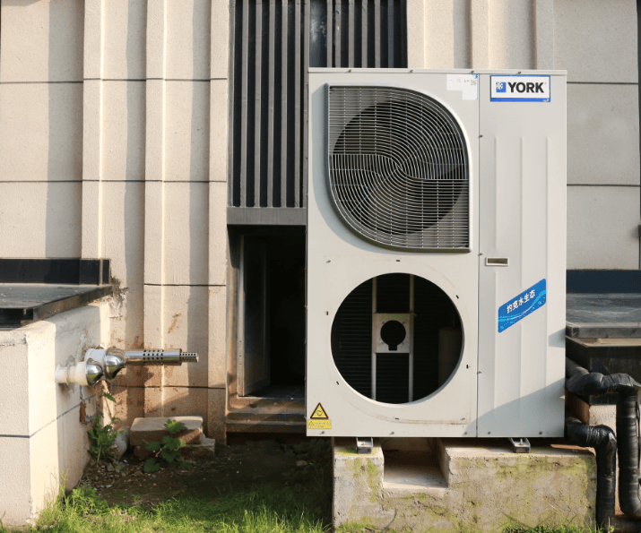 大连男子入住新居后<strong></p>
<p>亿纬锂能股票</strong>，一家人被嗡鸣声扰得无法入睡，竟是因邻居安装了空气能外机……