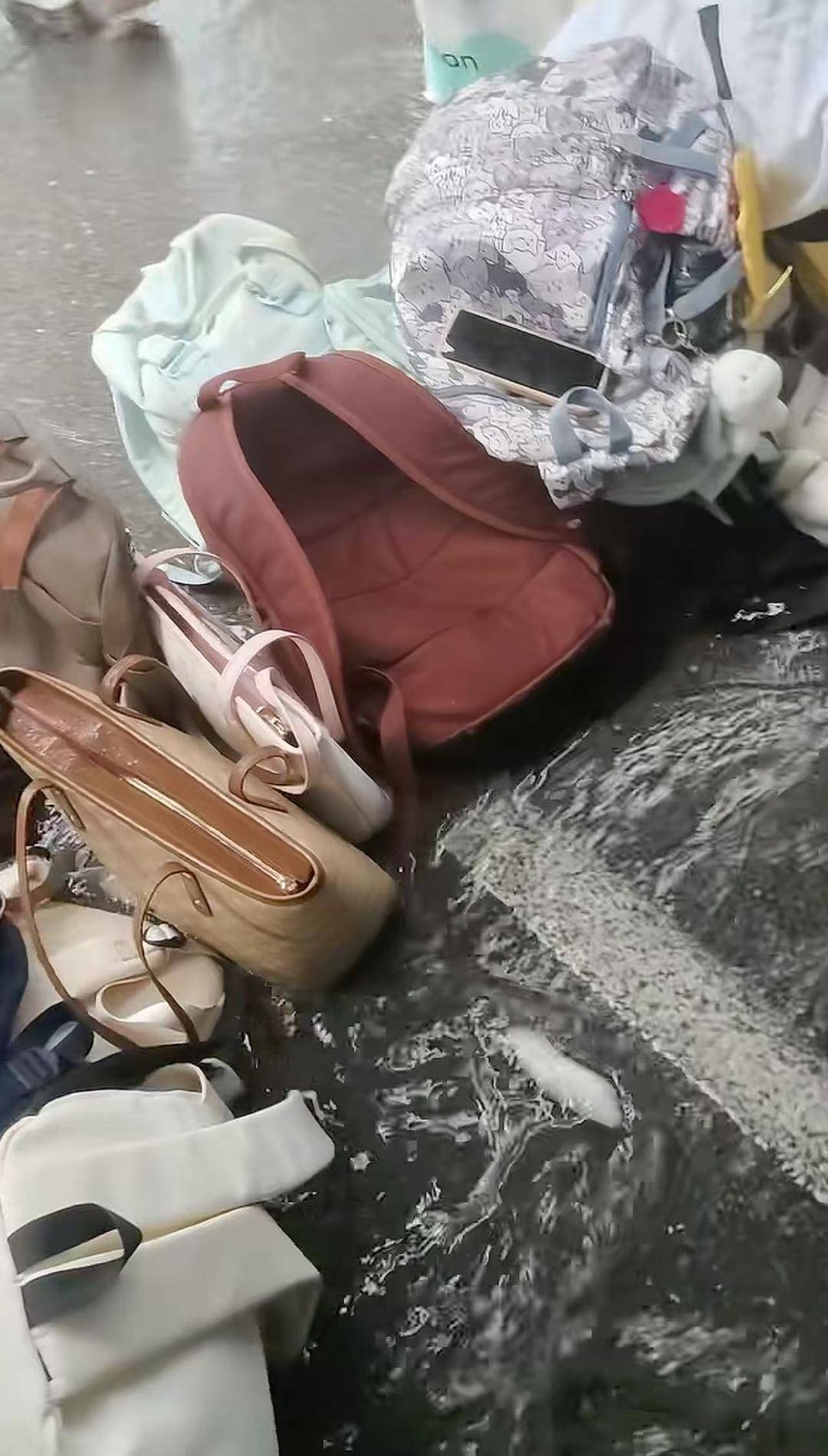 九江一教资考点多名考生存放的物品被暴雨淋湿损坏<strong></p>
<p>亿纬锂能股票</strong>，学校称将核实情况进行赔付