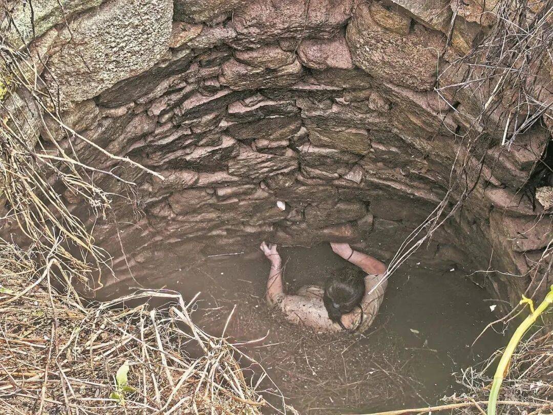 泉州坠井女子“54小时噩梦”：几条蛇爬身上<strong></p>
<p>蓝色光标股票</strong>，双侧肋骨骨折！绝望时靠一个信念坚持活下来……