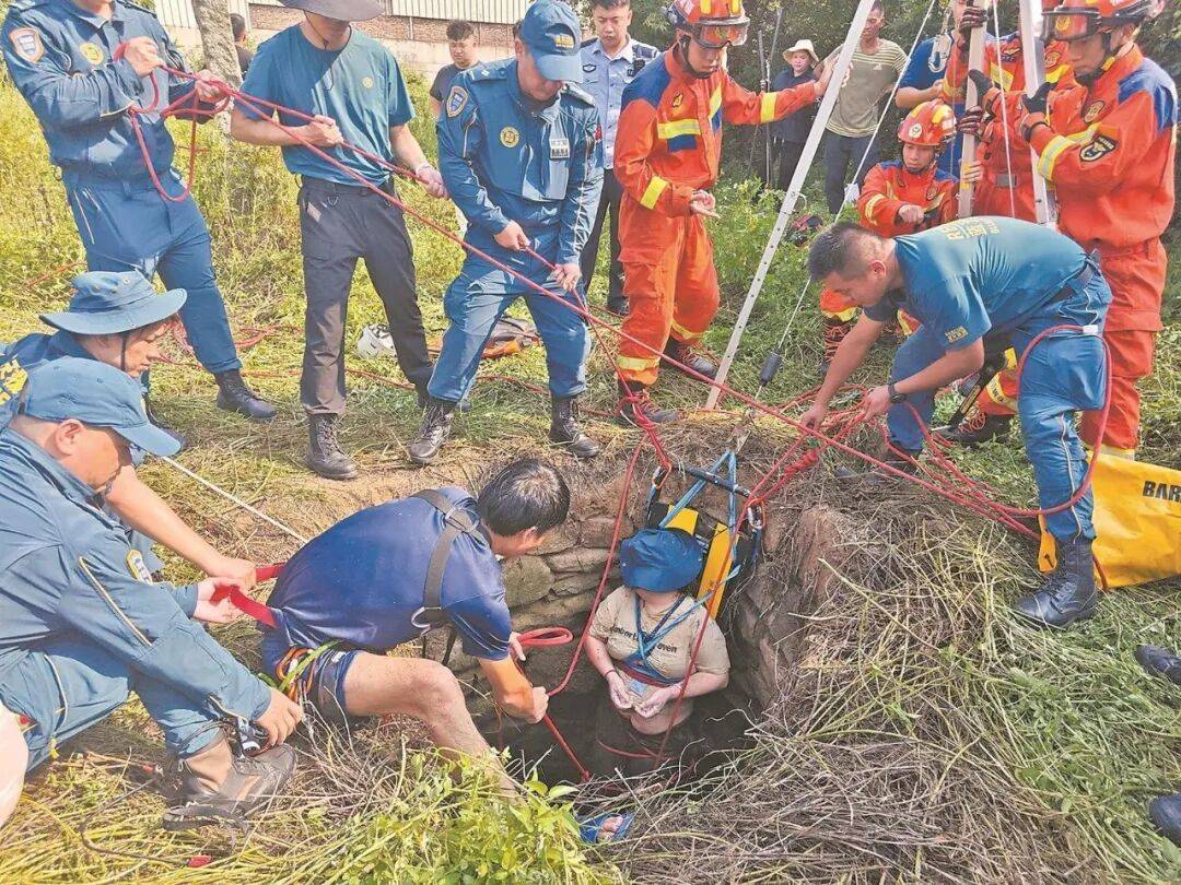 泉州坠井女子“54小时噩梦”：几条蛇爬身上<strong></p>
<p>蓝色光标股票</strong>，双侧肋骨骨折！绝望时靠一个信念坚持活下来……