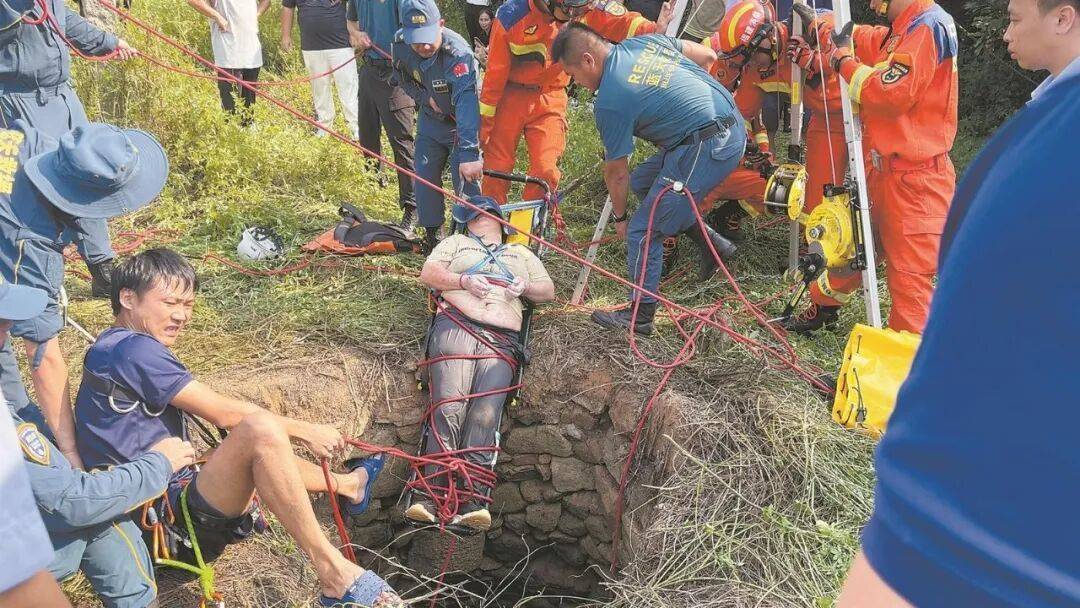 泉州坠井女子“54小时噩梦”：几条蛇爬身上<strong></p>
<p>蓝色光标股票</strong>，双侧肋骨骨折！绝望时靠一个信念坚持活下来……