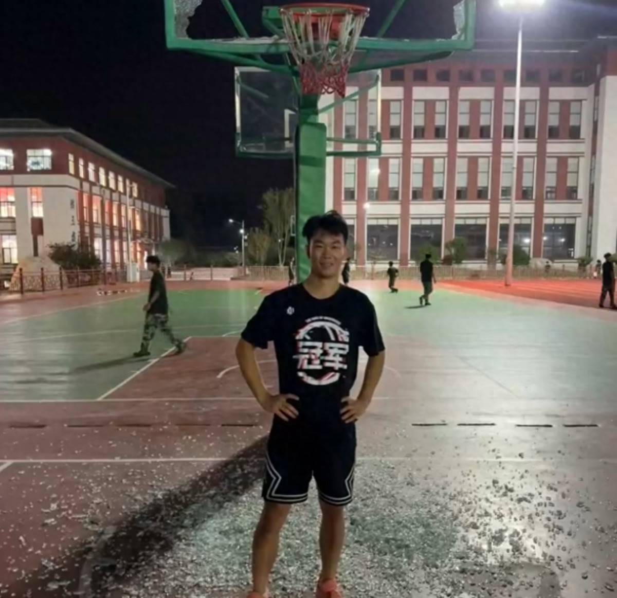 郑州178厘米大学生扣碎篮板<strong></p>
<p>蓝色光标股票</strong>,校方:说明弹跳力好!学校出资购买新篮板,已安装好