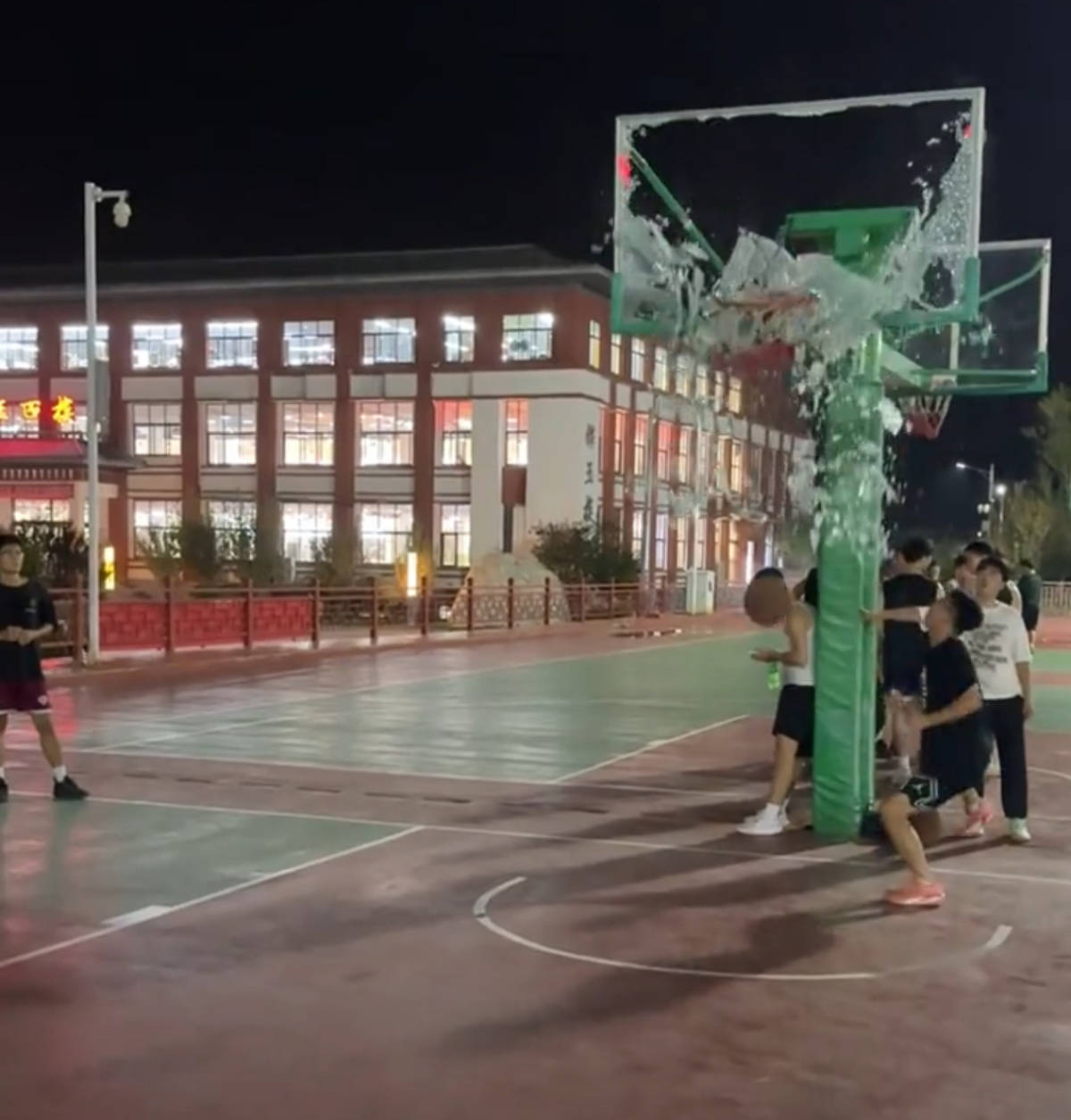 郑州178厘米大学生扣碎篮板<strong></p>
<p>蓝色光标股票</strong>,校方:说明弹跳力好!学校出资购买新篮板,已安装好