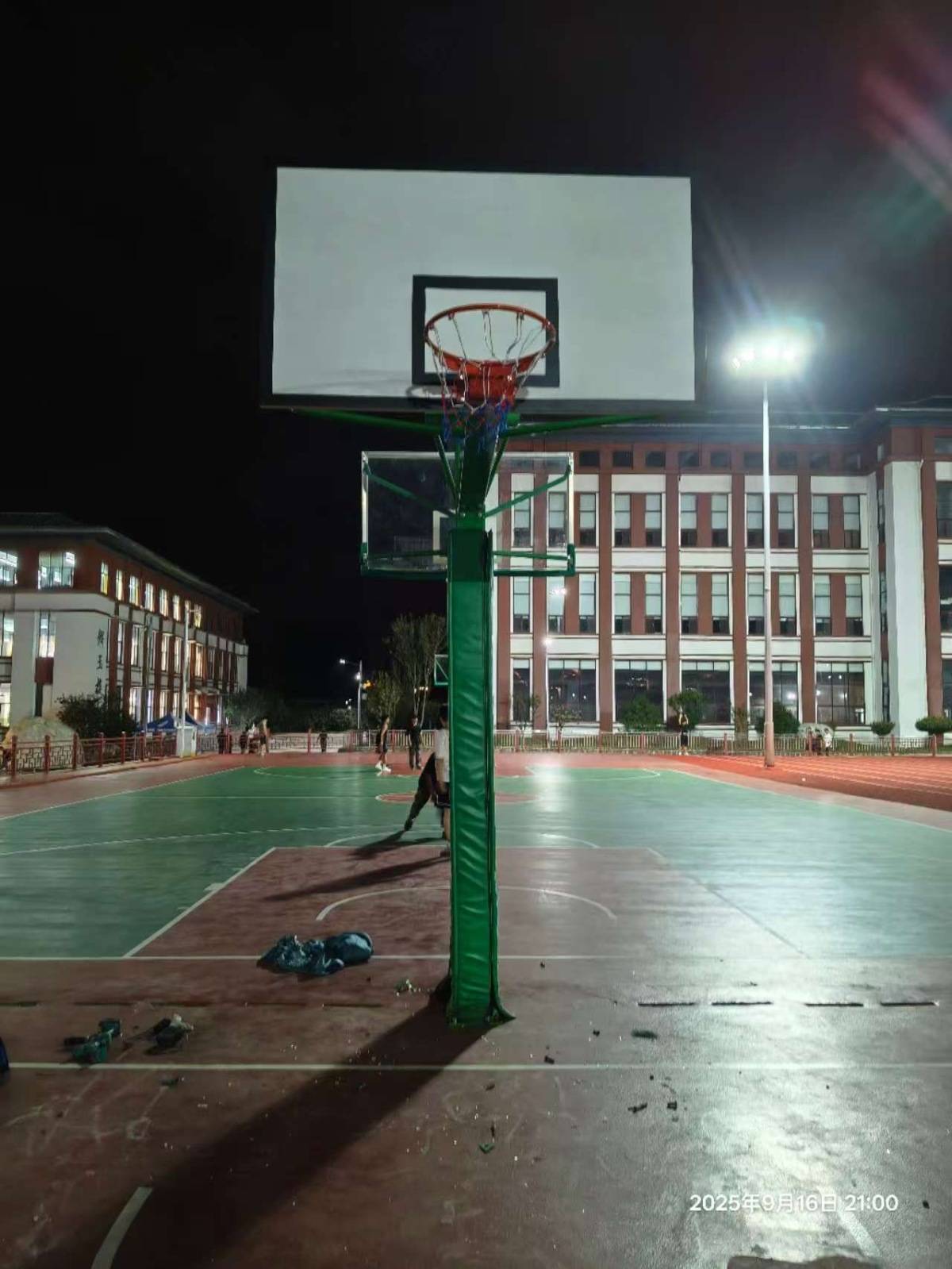 郑州178厘米大学生扣碎篮板<strong></p>
<p>蓝色光标股票</strong>,校方:说明弹跳力好!学校出资购买新篮板,已安装好