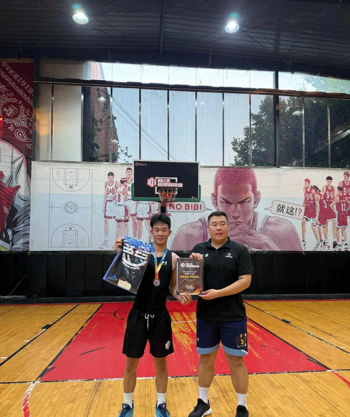 郑州178厘米大学生扣碎篮板<strong></p>
<p>蓝色光标股票</strong>,校方:说明弹跳力好!学校出资购买新篮板,已安装好