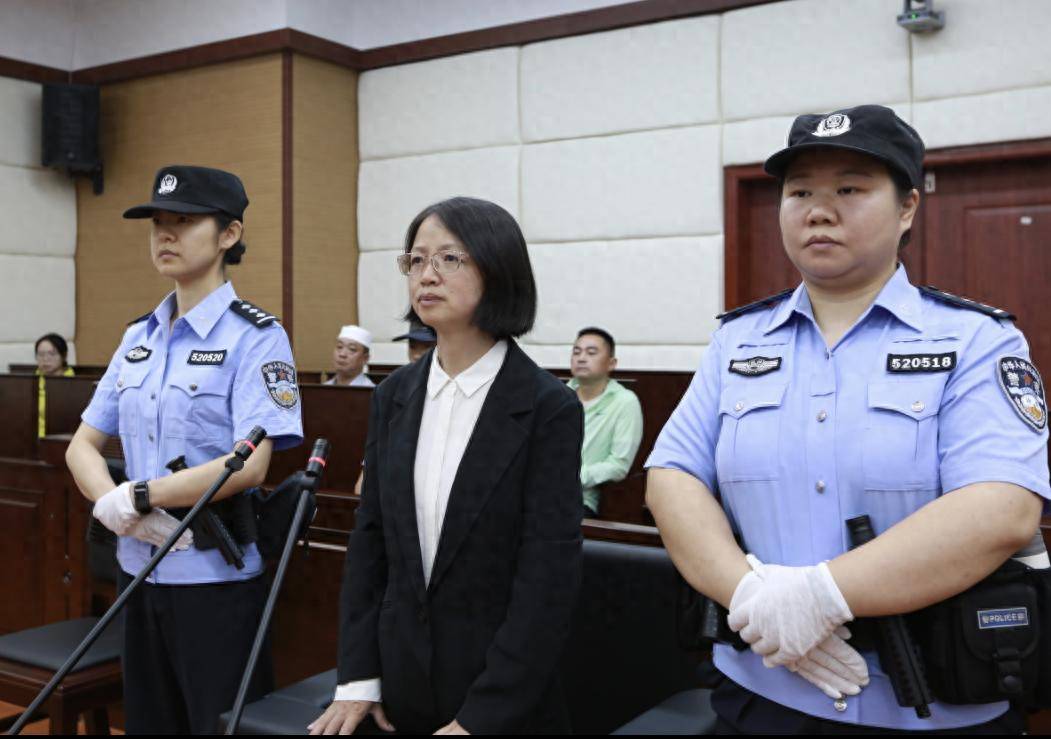 女厅官当场认罪!对省委原书记妻子唯命是从<strong></p>
<p>蓝色光标股票</strong>,花850万装修别墅