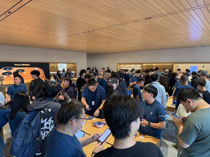 iPhone 17正式开售<strong></p>
<p>西安饮食股票</strong>，橙色Pro Max黄牛最高加价1500元