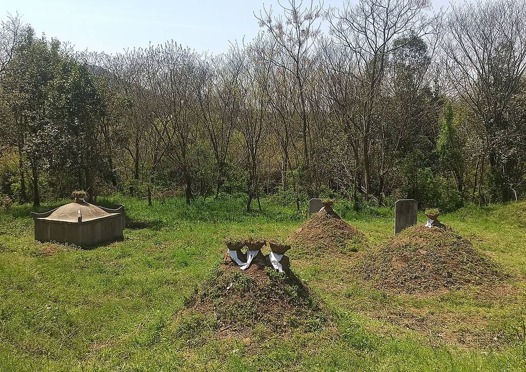 公职人员占他人耕地屡次修坟<strong></p>
<p>西安饮食股票</strong>，得管管乡村恶霸