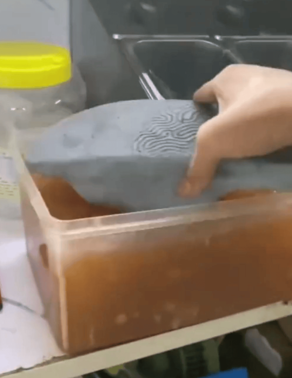 深圳一奶茶店员工脱下拖鞋放进小料盆<strong></p>
<p>西安饮食股票</strong>，店长称其第一天上班已被警方带走 “贡茶总部”否认是加盟店