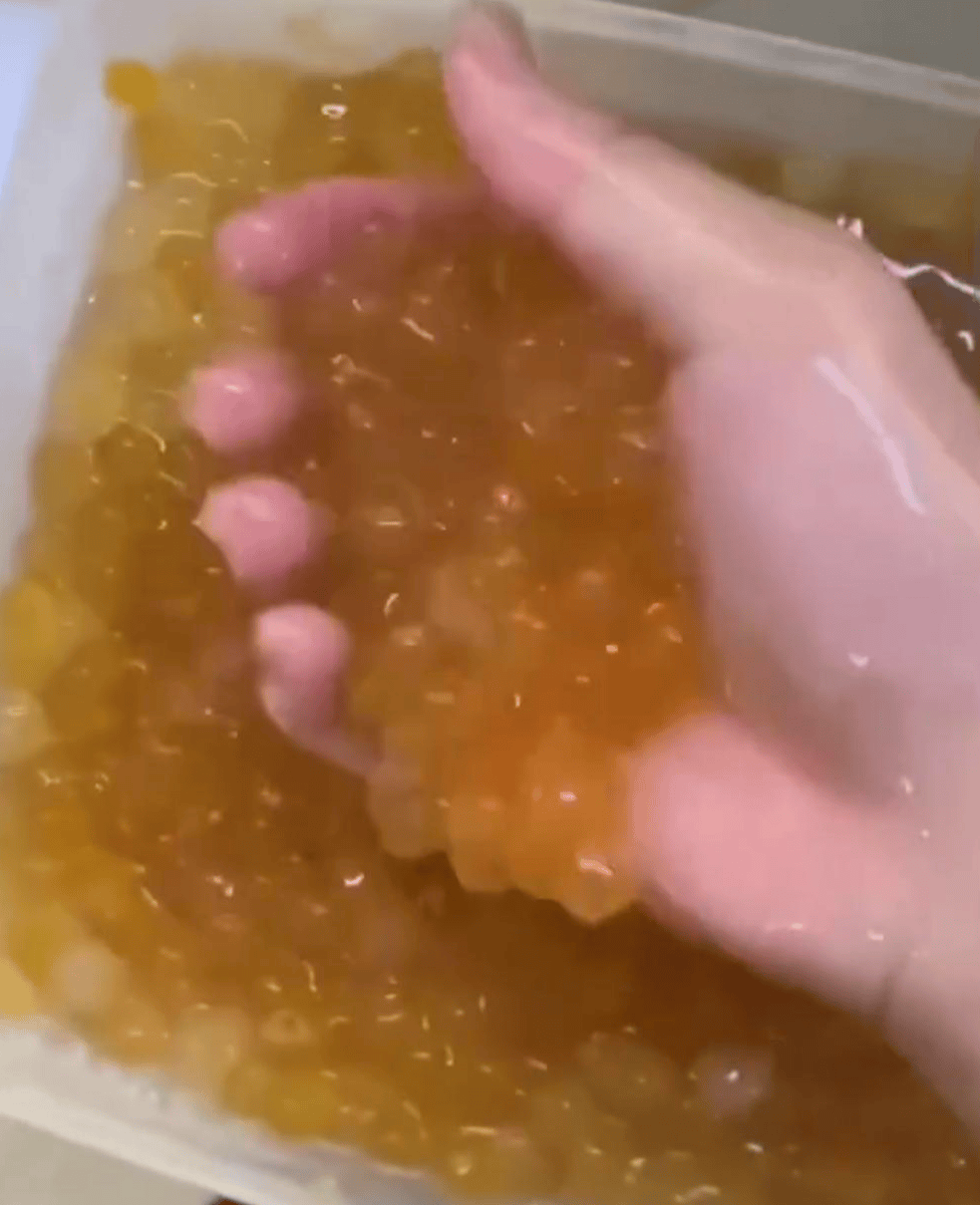 深圳一奶茶店员工脱下拖鞋放进小料盆<strong></p>
<p>西安饮食股票</strong>，店长称其第一天上班已被警方带走 “贡茶总部”否认是加盟店