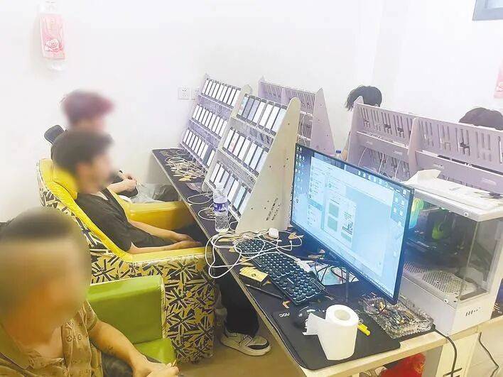 送单时无意瞥见房内数百台手机在亮屏 外卖小哥助警方端掉诈骗引流窝点