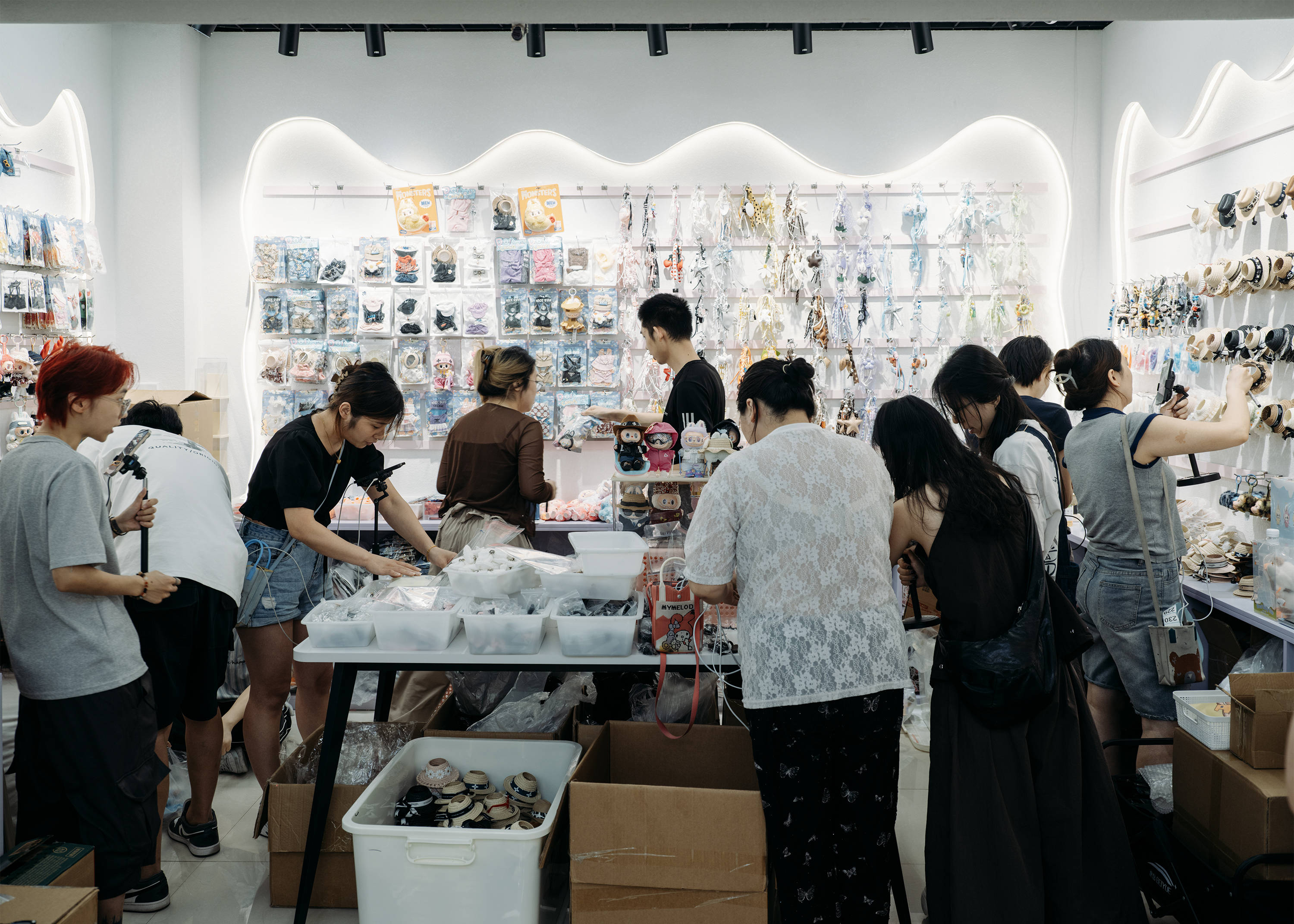 她裸辞带2万到义乌 卖玩偶衣服日入千元