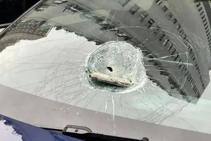 小区32楼外墙瓷砖脱落砸9车致凹陷<strong></p>
<p>碧桂园股票</strong>，居民反映情况，物业回应将交由保险公司核定处理