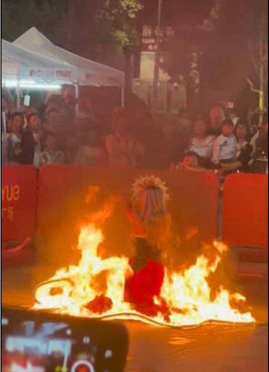 云南昆明商场表演“火裙舞”<strong></p>
<p>碧桂园股票</strong>，一名女演员裙子引燃被烧伤