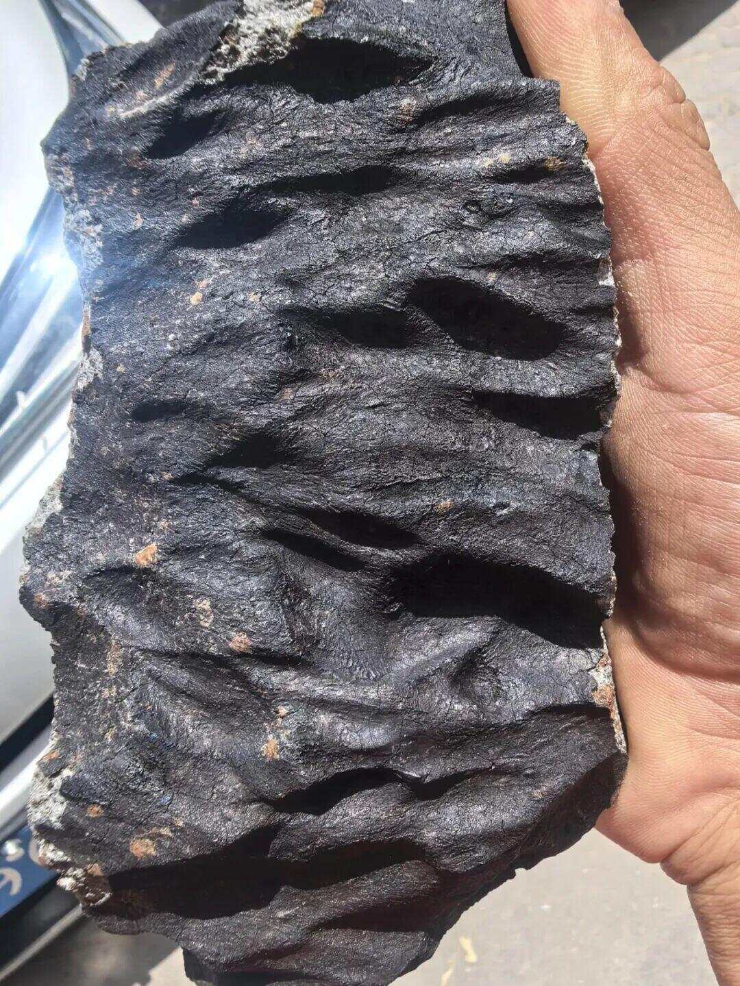 “陨石猎人”：在茂名挖出423公斤陨石；村民称此前不知有陨石<strong></p>
<p>碧桂园股票</strong>，曾见有外人来果园