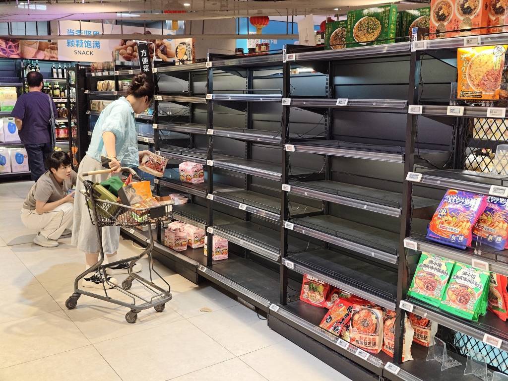 广州、深圳回应台风前蔬菜被“抢空”：储备充足<strong></p>
<p>股票入门基础知识</strong>，“别担心！菜管够！”