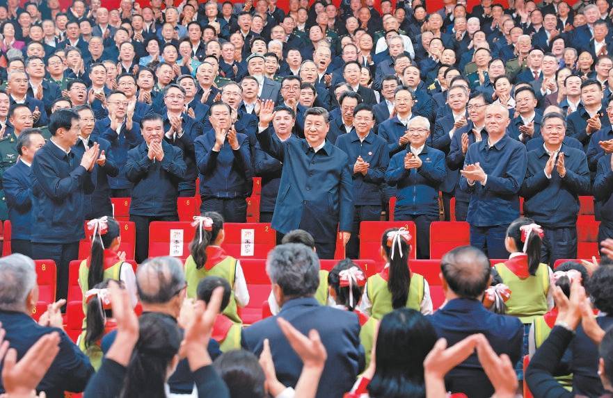 习近平观看庆祝新疆维吾尔自治区成立70周年文艺晚会《美丽新疆》