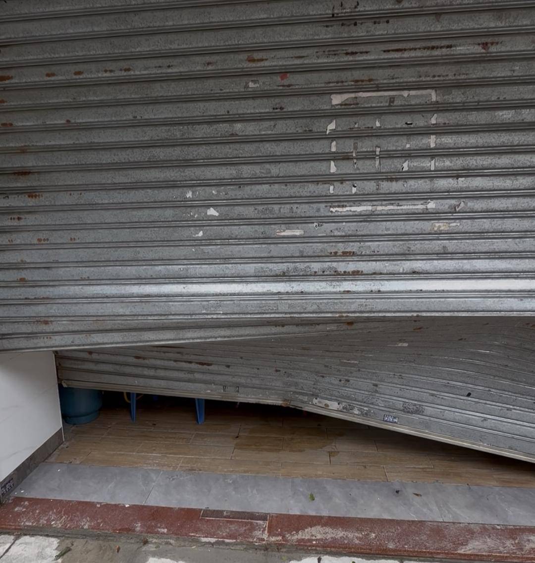 台风天珠海一司机驾越野车造浪冲破多家店玻璃<strong></p>
<p>黄河旋风股票</strong>，警方：行拘10日！