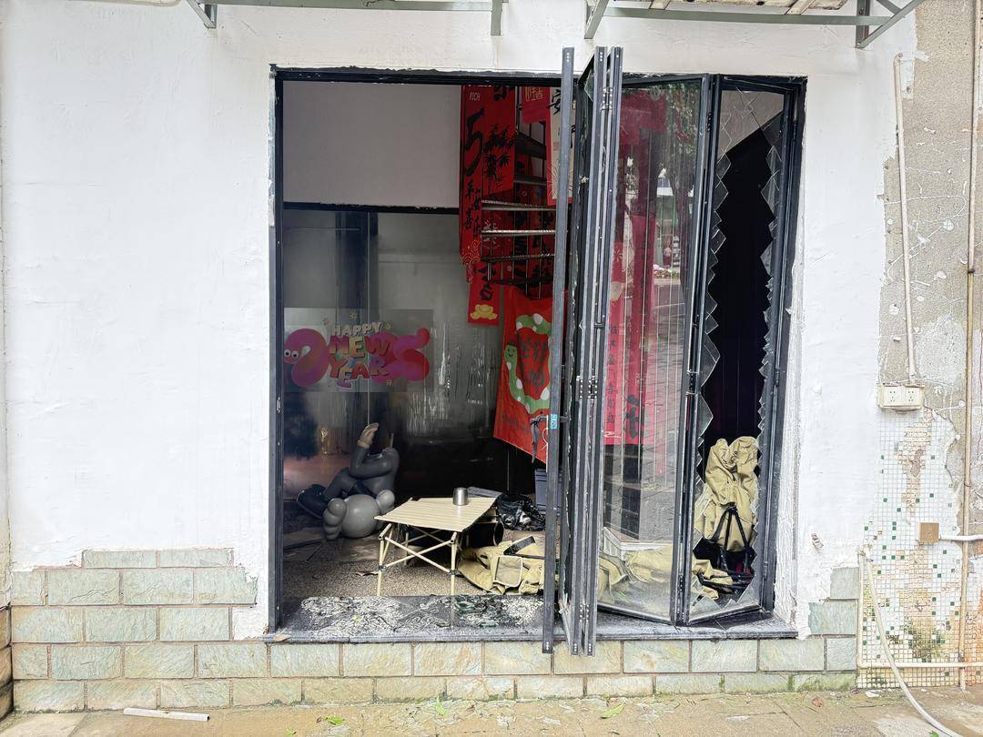 台风天珠海一司机驾越野车造浪冲破多家店玻璃<strong></p>
<p>黄河旋风股票</strong>，警方：行拘10日！