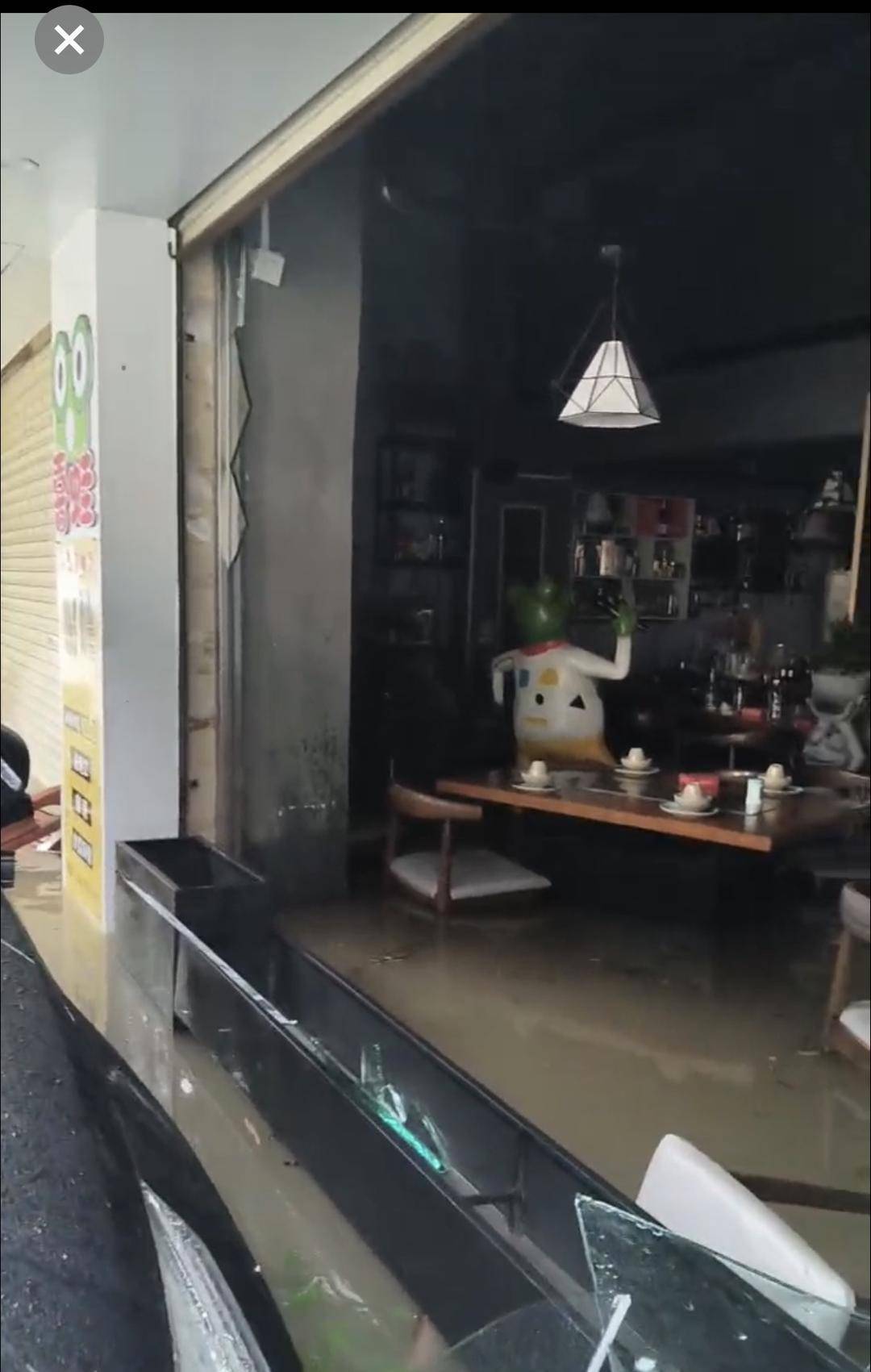 台风天珠海一司机驾越野车造浪冲破多家店玻璃<strong></p>
<p>黄河旋风股票</strong>，警方：行拘10日！