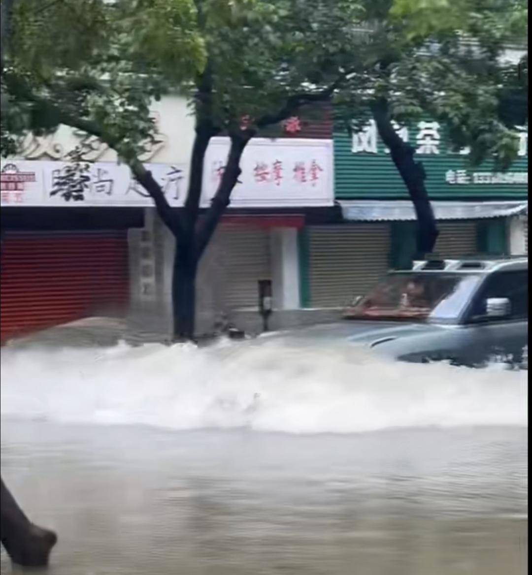 台风天珠海一司机驾越野车造浪冲破多家店玻璃<strong></p>
<p>黄河旋风股票</strong>，警方：行拘10日！
