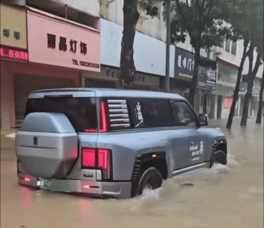 台风天珠海一司机驾越野车造浪冲破多家店玻璃<strong></p>
<p>黄河旋风股票</strong>，警方：行拘10日！