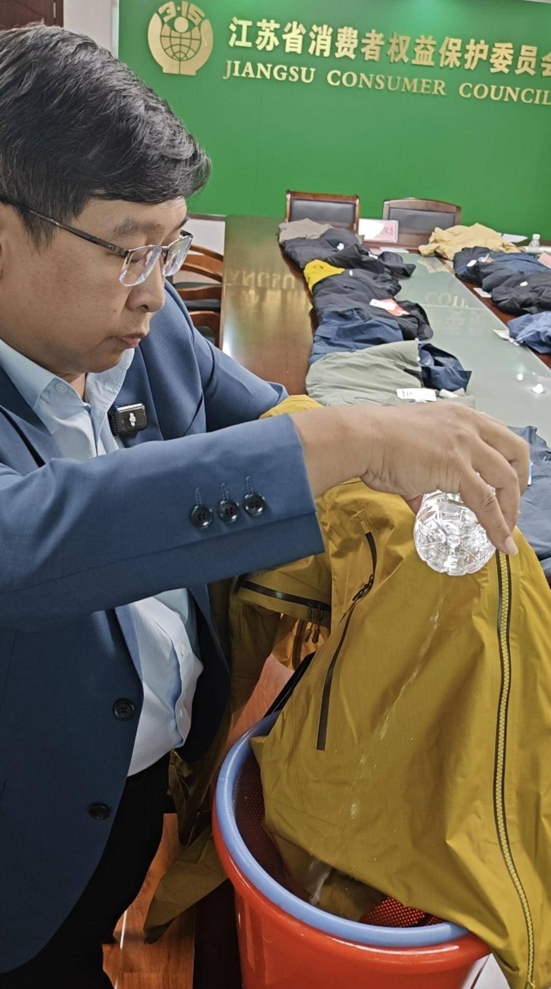 注意！冲锋衣40款里3款“不防水”<strong></p>
<p>黄河旋风股票</strong>，教你一招在家也能测