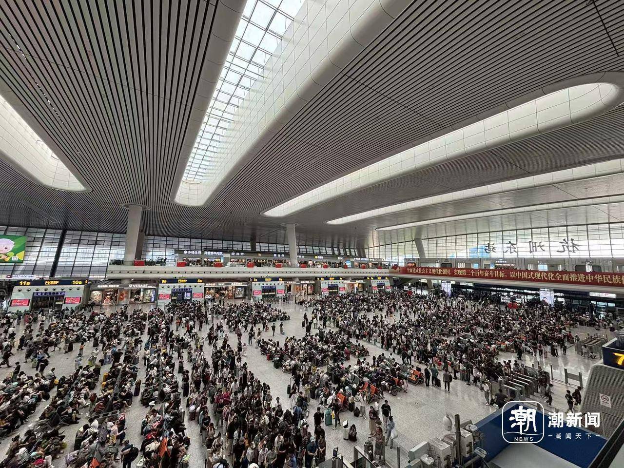 全杭州的娃都出动了？这是刚刚的火车东站<strong></p>
<p>中信海直股票</strong>！秋假大军即将席卷全国