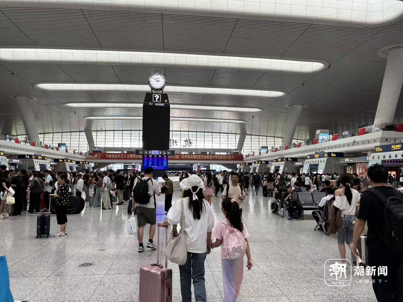 全杭州的娃都出动了？这是刚刚的火车东站<strong></p>
<p>中信海直股票</strong>！秋假大军即将席卷全国