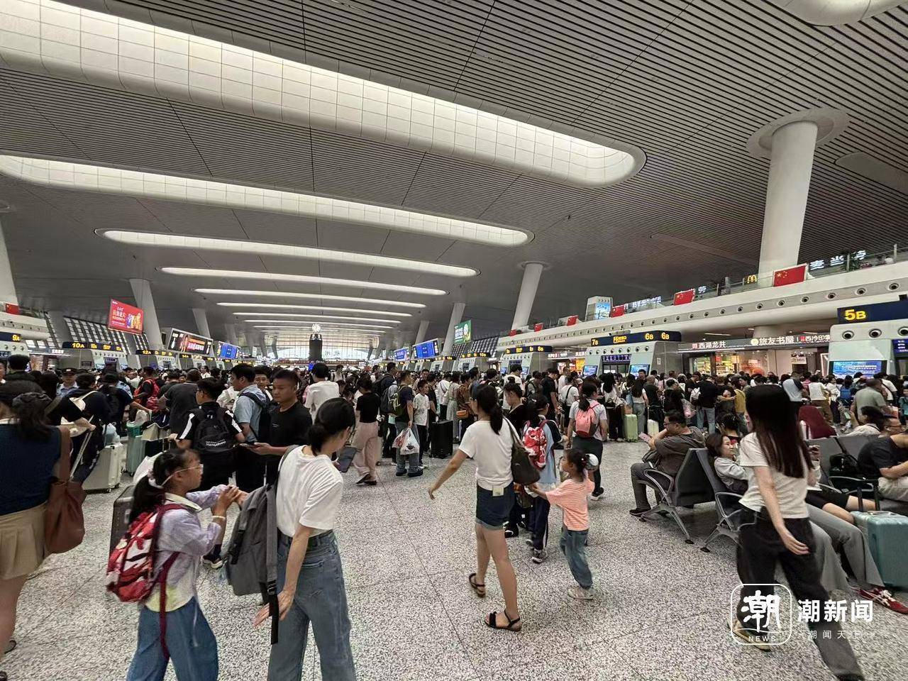 全杭州的娃都出动了？这是刚刚的火车东站<strong></p>
<p>中信海直股票</strong>！秋假大军即将席卷全国