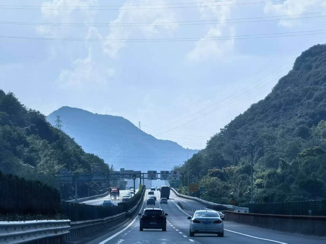 全杭州的娃都出动了？这是刚刚的火车东站<strong></p>
<p>中信海直股票</strong>！秋假大军即将席卷全国