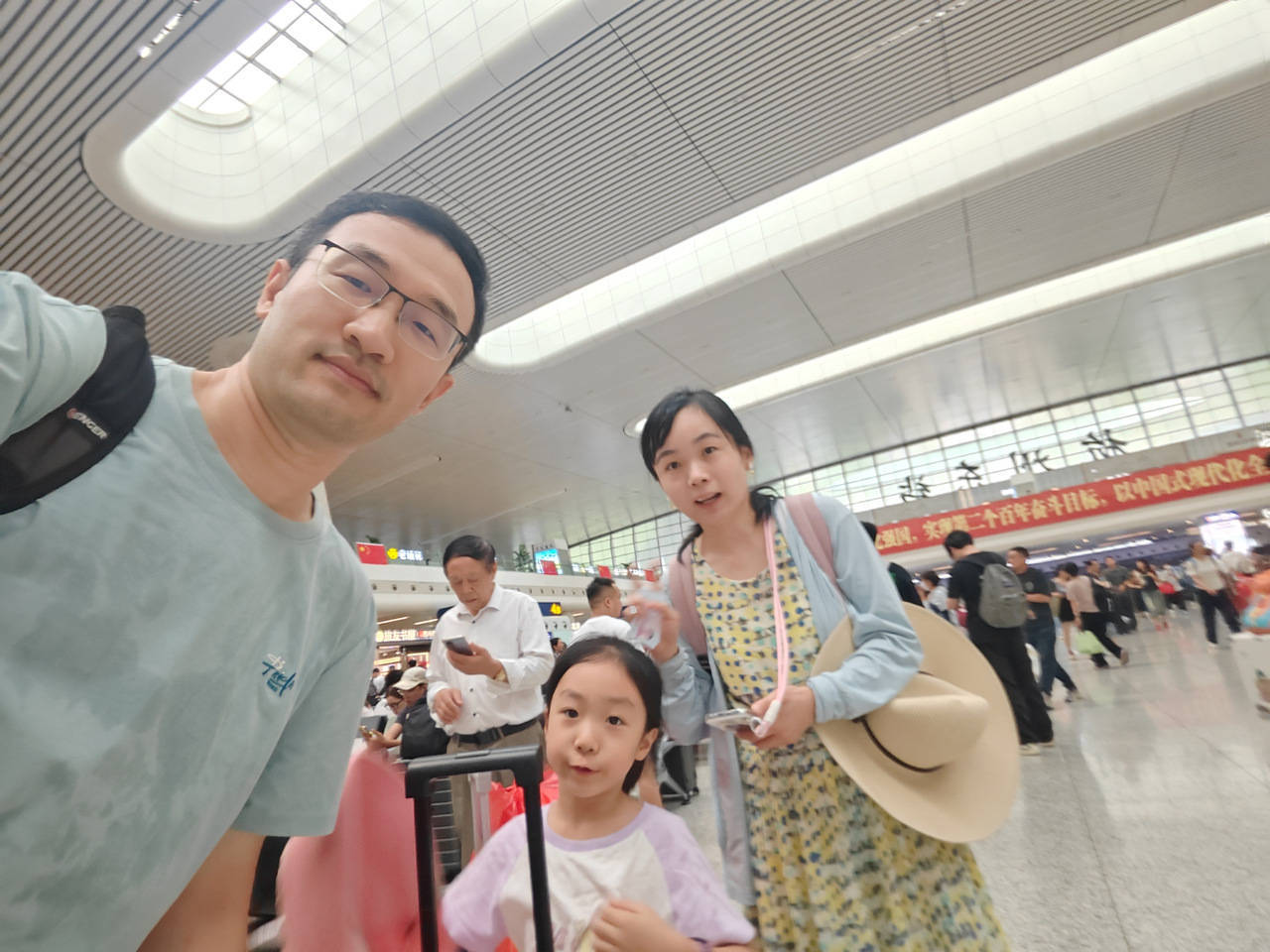 全杭州的娃都出动了？这是刚刚的火车东站<strong></p>
<p>中信海直股票</strong>！秋假大军即将席卷全国