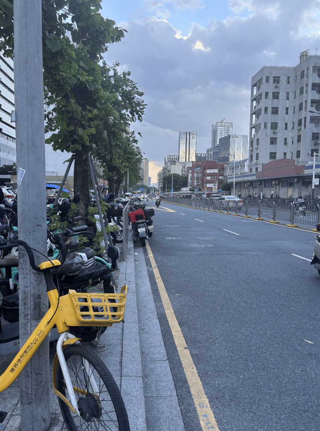 深圳一医院门口被指“举步维艰”<strong></p>
<p>中信海直股票</strong>！整治后记者实探:仍很堵